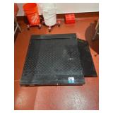Industrial low-profile floor scale