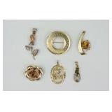 (6) PIECE GOLD GROUP - PIN & PENDANT CHARMS