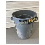 Brute 32Gal Trash Bin - Like New