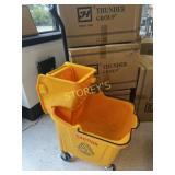 NEW Mop Pail & Wringer