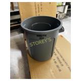 NEW 10 Gal. Brute Trash Bin