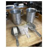 (2) 3L Measuring Cups & 2 Scoops