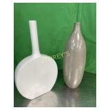 LG Grey Vase / Dï¿½cor & LG White Vase / Dï¿½cor