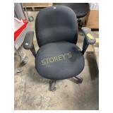 Swivel office chair