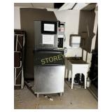 Manitowac ~850lbs Ice Machine w/ Bin