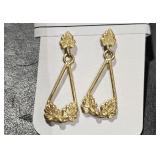 Gold Tone Drop Earring 1" Long