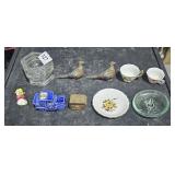 Assortment of vintage trinkets