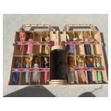 Glamour, gals showplace with dolls