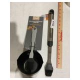 Kickstand sauce pot, baster