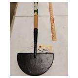 Manual half-moon lawn edger