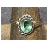 Gold 10k Ring w/ Stone  tw 1.3g    sz 6.5 Green