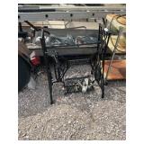 Old singer, cast-iron repainted, foot pedal base