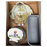 Tray lot containing vase, decorative plate & more