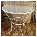 28 1/2ï¿½ x 30ï¿½ Metal Glass Top Table