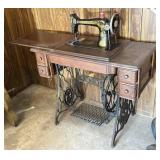 Vintage Singer Sewing Machine 31ï¿½ x 36ï¿½ x 17ï¿½