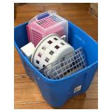 (L) 18 Gallon Storage Container With Several