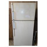 GE Refrigerator Freezer w/ Ice Maker
