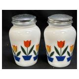 (B) Tulip Salt and Pepper Shakers Retro Style