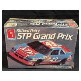 AMT ERTL 6728, 1/25 RICHARD PETTY STP GRAND PRIX