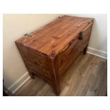 25ï¿½ x 37ï¿½ x 19ï¿½ Cedar Chest