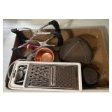 Box lot of assorted kitchen ware