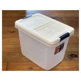(FL) Hefty Tote 29 qt with Lid as Shown