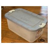 (FL) Tote Rubbermaid 50 qt with Lid as Shown