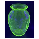 (K) Vintage ANCHOR HOCKING Uranium Glass Cameo