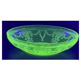 (K) Vintage ANCHOR HOCKING Uranium Glass Cameo