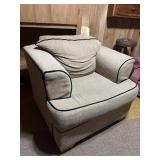 32ï¿½ x 37ï¿½ x 35ï¿½ Arm Chair