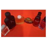 P - LOT OF COLLECTIBLE PERFUME BOTTLES (B121)