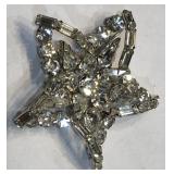 V - VINTAGE WEISS STAR BROOCH (J74)