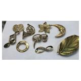 V - LOT OF COSTUME JEWELRY BROOCHES (J11)