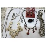 V - MIXED LOT OF COSTUME JEWELRY (J83)