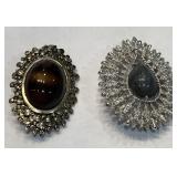 V - LOT OF 2 VINTAGE SARA COVENTRY BROOCHES (J80)