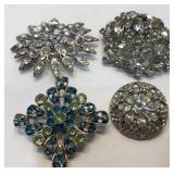 V - 4 PIECES VINTAGE BROOCHES (J45)