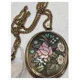 V - VINTAGE AVON PENDANT NECKLACE (J85)