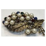 V - VINTAGE PEARL BROOCH (J25)