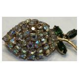 V - WARNER COSTUME JEWELRY BROOCH (J75)