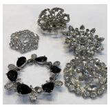 V - LOT OF COSTTUME JEWELRY BROOCHES (J19)