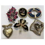 V - LOT OF COSTUME JEWELRY BROOCHES (J52)