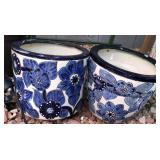 V - LOT OF 2 PLANTER POTS