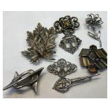 V - LOT OF COSTUME JEWELRY BROOCHES (J12)