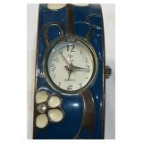 V - QUARTZ CUFF WATCH (J68)