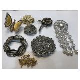 V - LOT OF COSTUME JEWELRY BROOCHES (J8)
