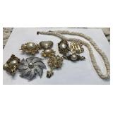 V -  MIXED LOT OF COSTUME JEWELRY (J71)