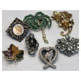 V - LOT OF COSTUME JEWELRY BROOCHES (J22)