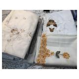 V - LOT OF TABLE LINENS (B61)