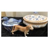 V - LOT OF 2 COVERED DISHES & DOG FIGURINE (N96)