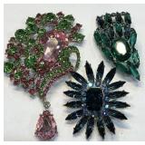 V - LOT OF 3 BROOCHES (J34)